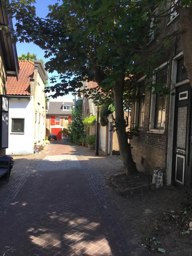 De Kapiteinshut Aan De Rivier Met Xl Ligbad En Sauna Lekkerkerk Exterior foto