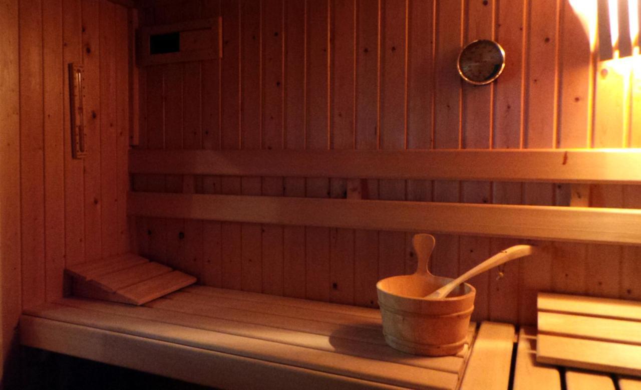 De Kapiteinshut Aan De Rivier Met Xl Ligbad En Sauna Lekkerkerk Exterior foto